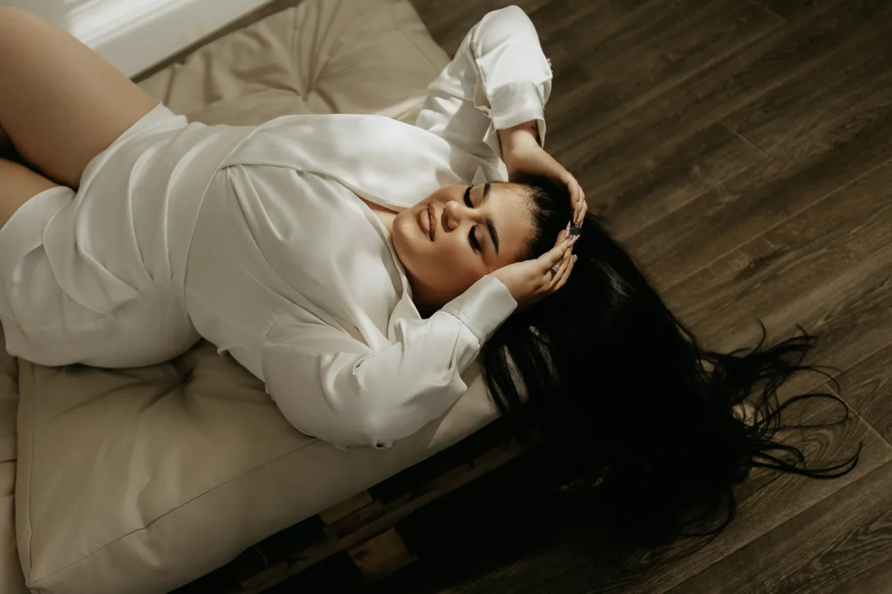 Modelka plus size naturalna sesja