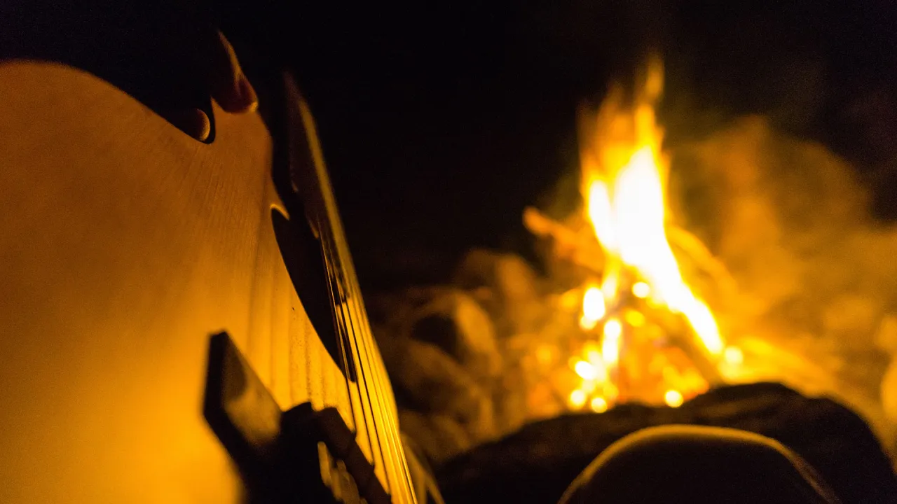 Przy ognisku, gitara i wspomnienie: