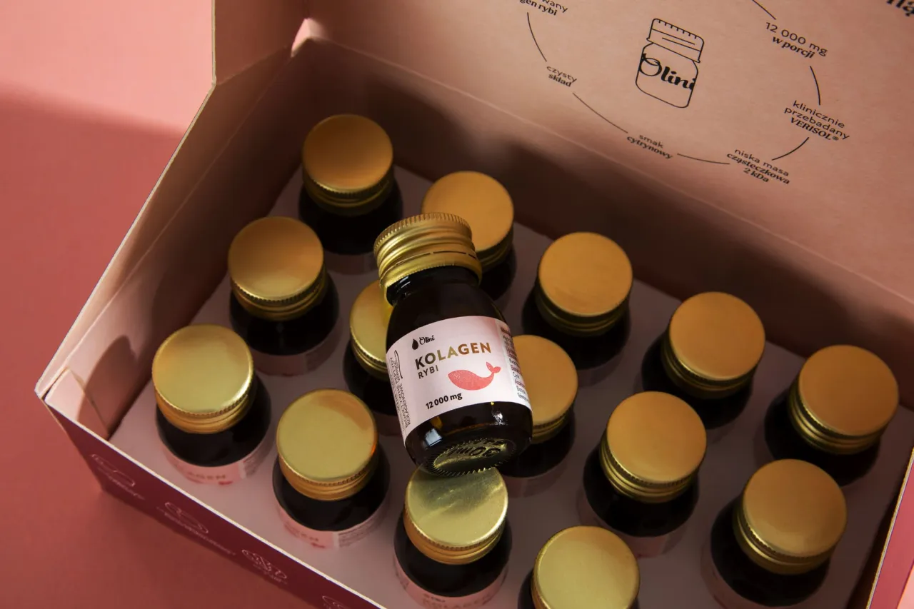 Pudełko z kolagenem rybim w płynie. Idealny moment, kiedy pić kolagen, to codziennie dla zdrowej sk&oacute;ry i staw&oacute;w.