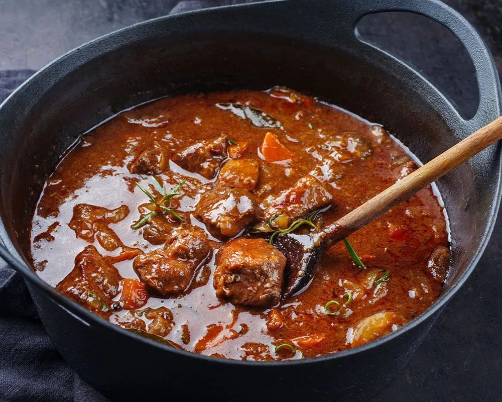 aromatyczne danie jednogarnkowe w garnku żeliwnym