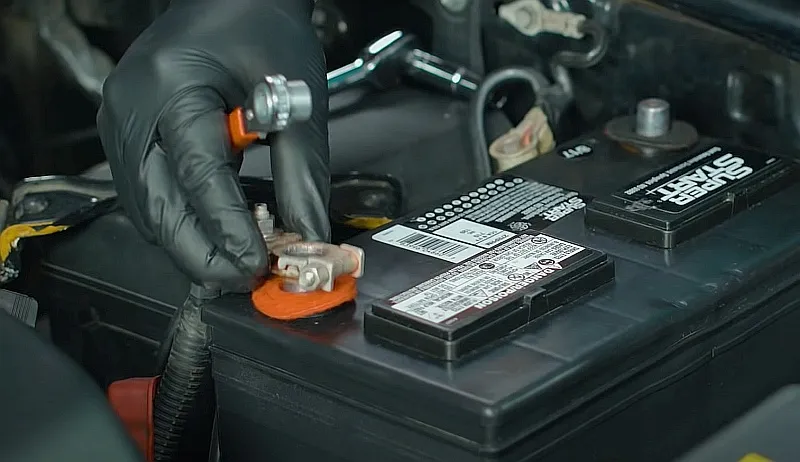 odłączenie akumulatora samochodowego, klemy akumulatora
