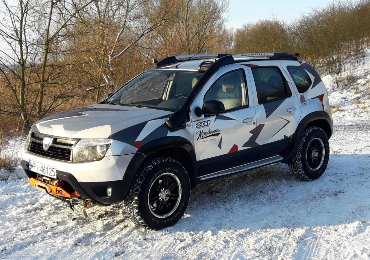 Dacia Duster z wyciągarką i snorkel'em, idealne auto na ryby w zimowych warunkach.