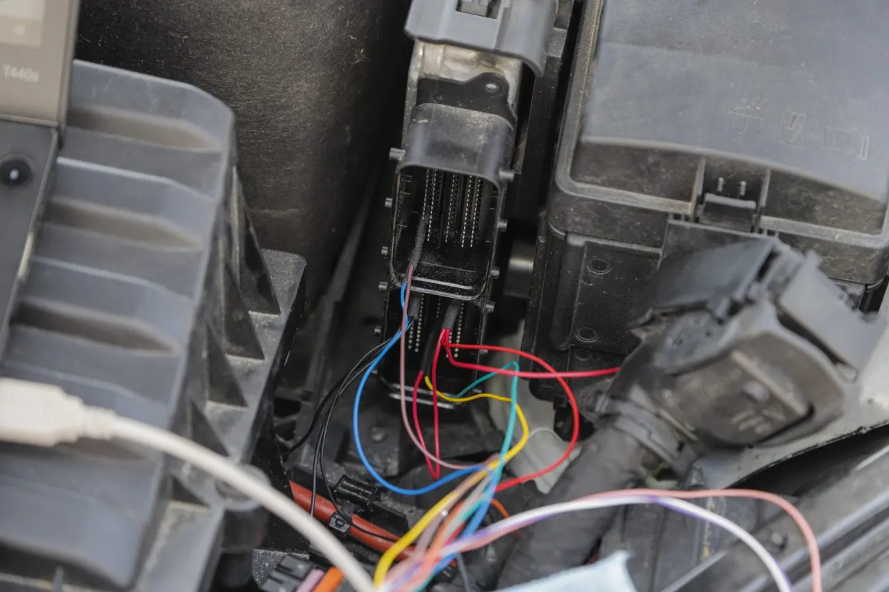 Pr&oacute;ba obejścia immobilizera: podłączone przewody do modułu sterującego, by odpalić samoch&oacute;d z uszkodzonym immobilizerem.