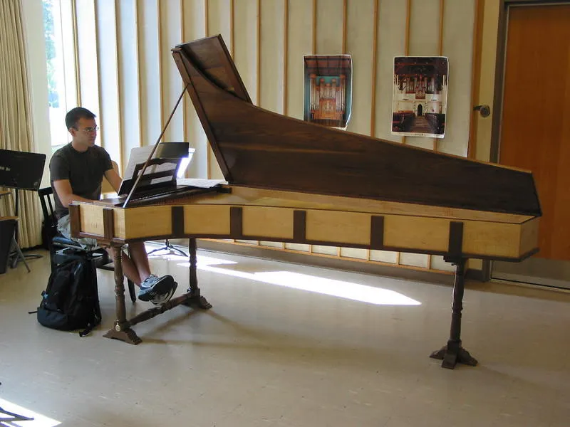 mechanizm klawesynu i fortepianu por&oacute;wnanie