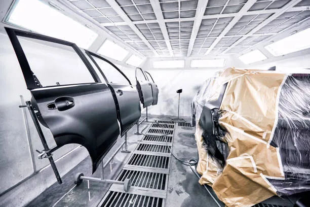 Malowanie samochodu w komorze lakierniczej