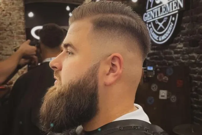 barber stylizujący brodę