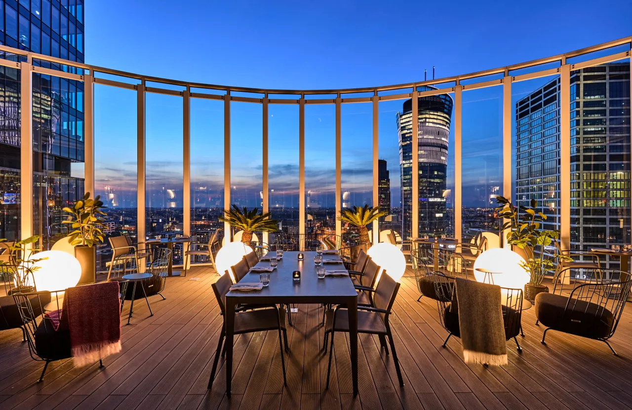 Restauracja Warszawa widok na miasto nocą