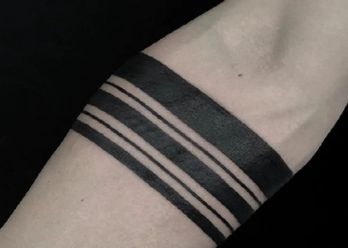 Tatuaż opaska polinezyjska męska, tatuaż opaska celtycka męska, tatuaż opaska geometryczna męska