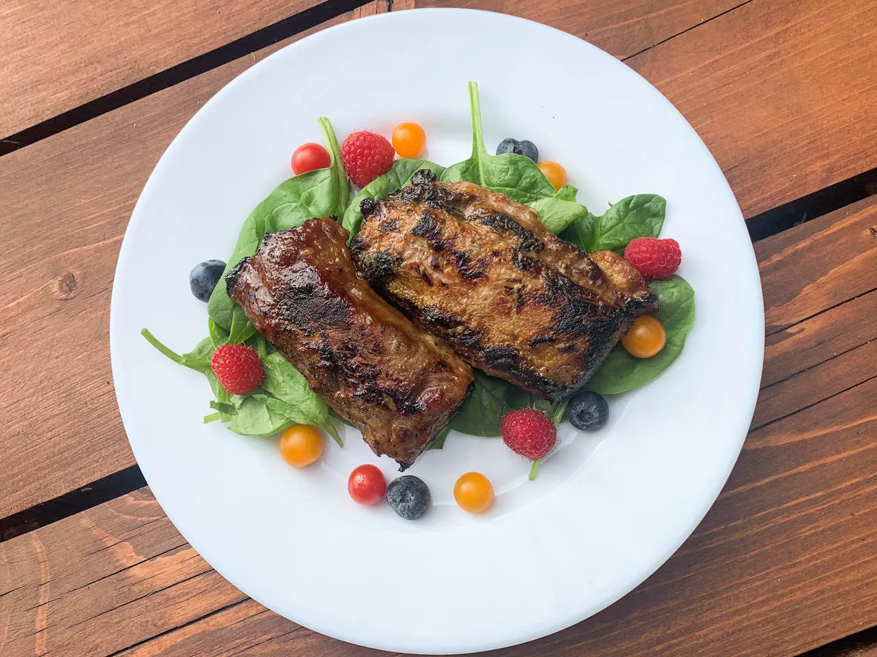 Różne kawałki jagnięciny z podpisami