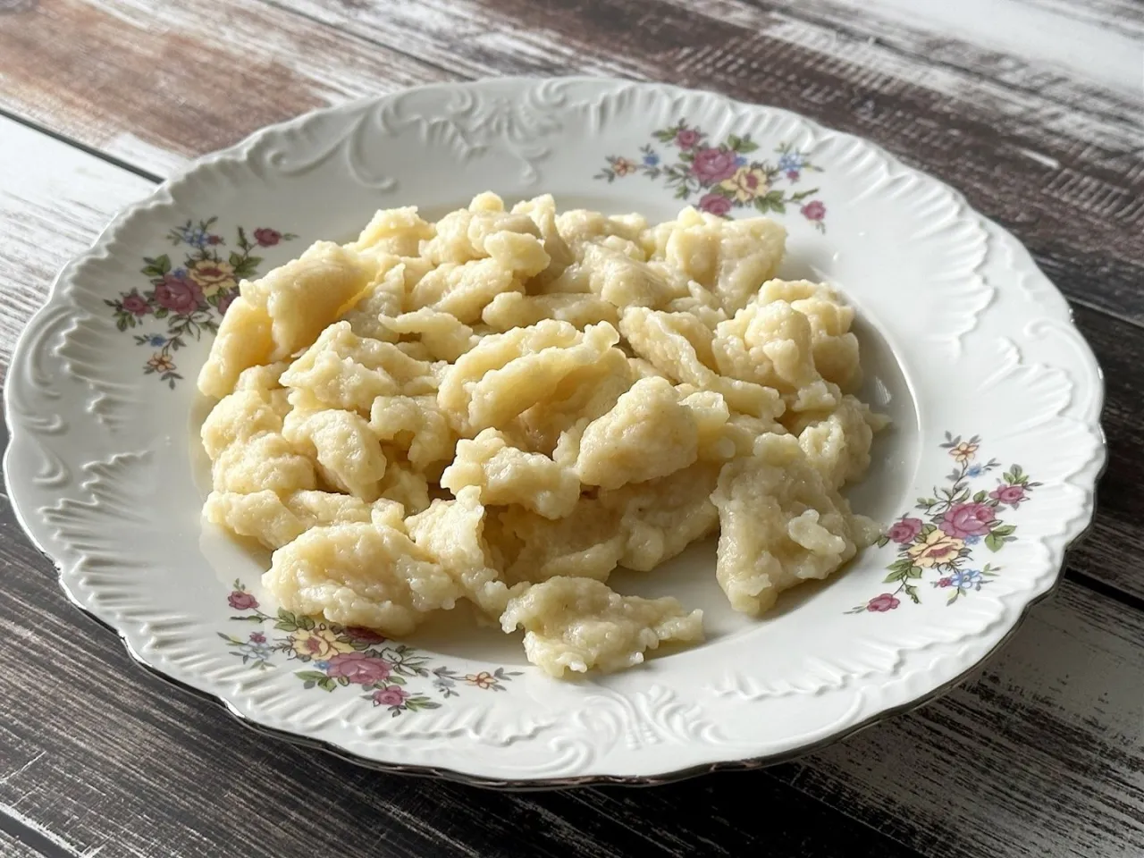 kluski kładzione z różnymi dodatkami na stole