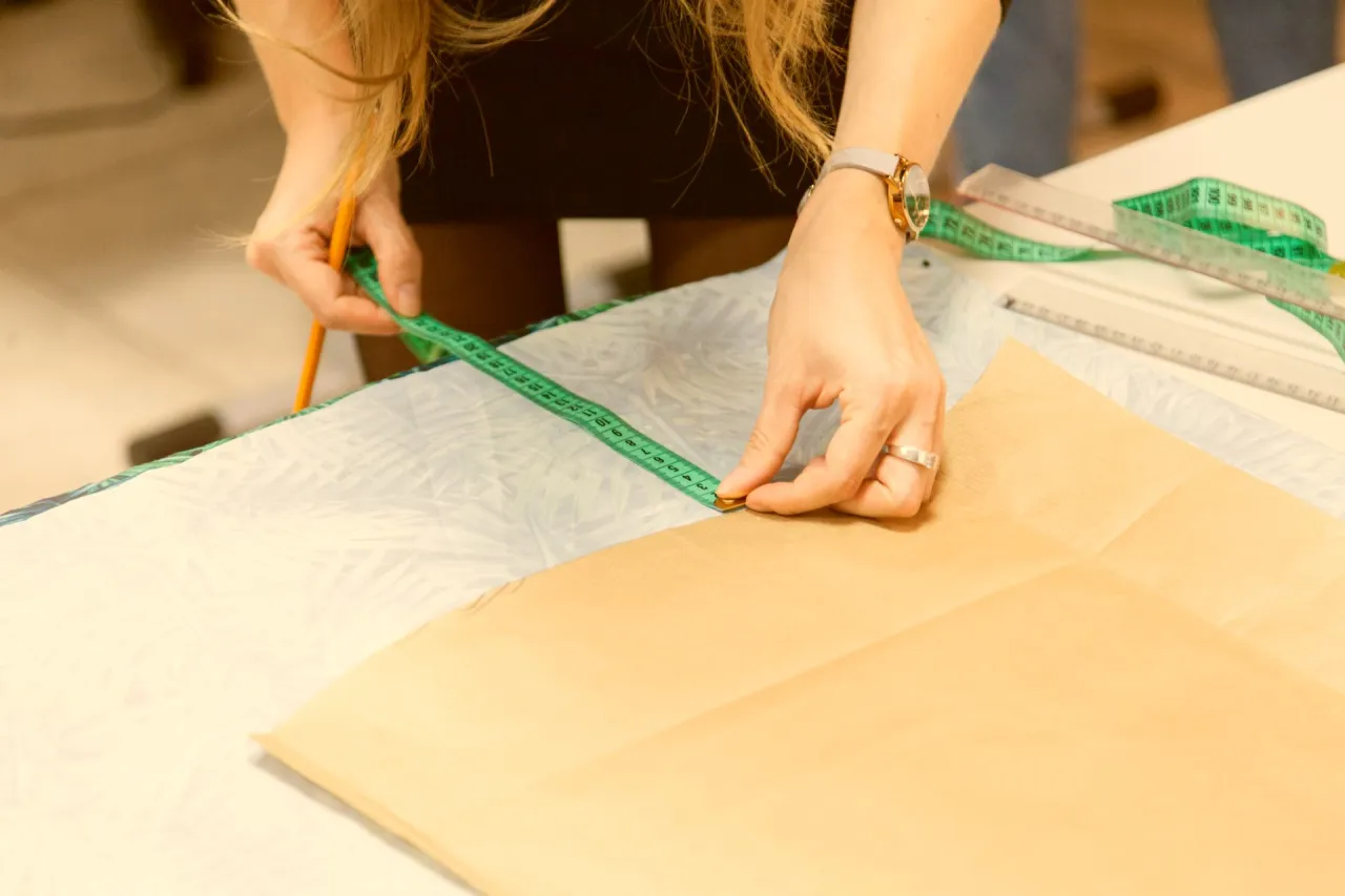 Dziewczyna mierząca się miarką krawiecką