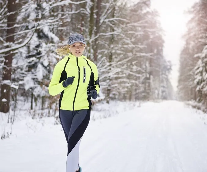 biegacz z czołówką i odblaskami zimą