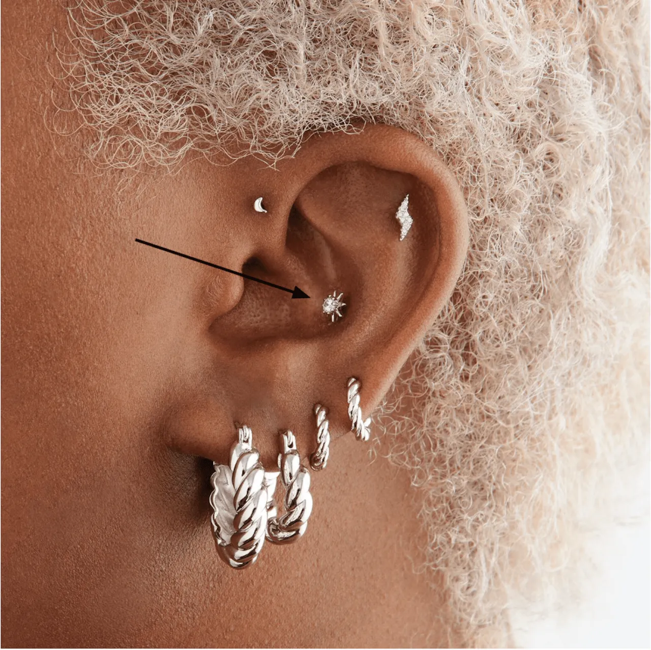 Curated ear z kolczykiem conch inspiracje