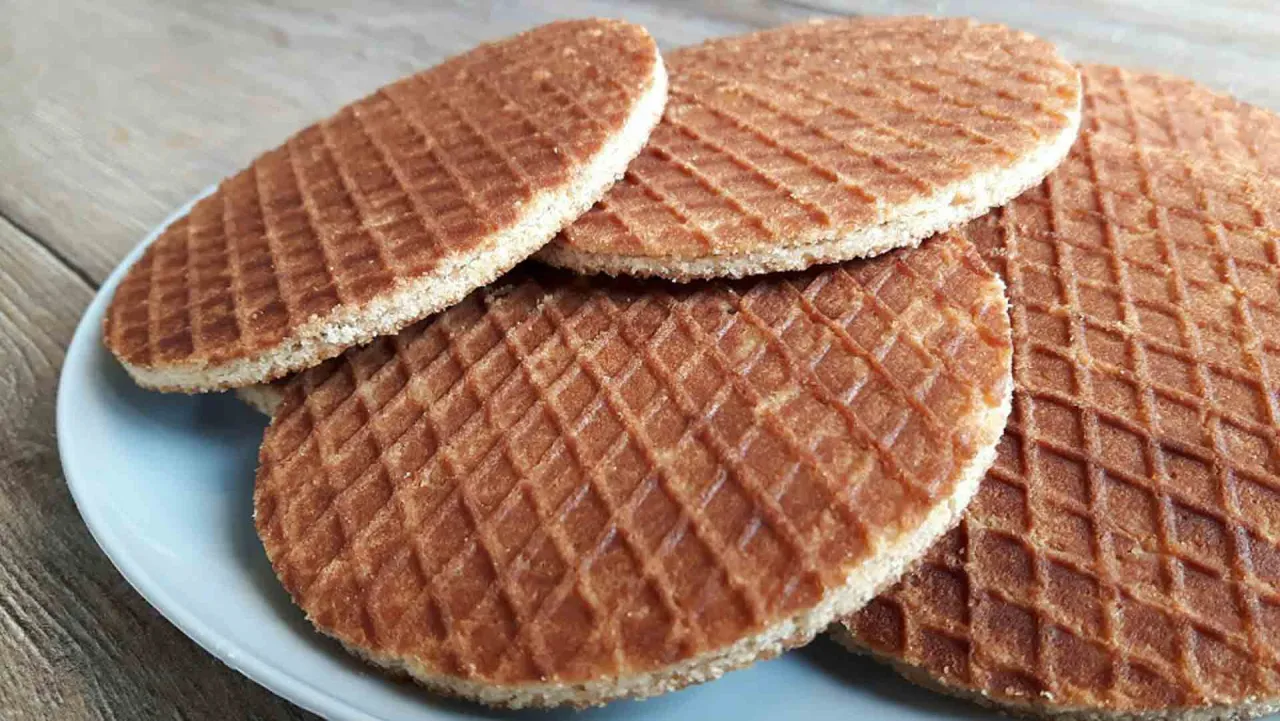 Stos ciastek stroopwafel na talerzu. Idealne, by dowiedzieć się, co zjeść w Amsterdamie.