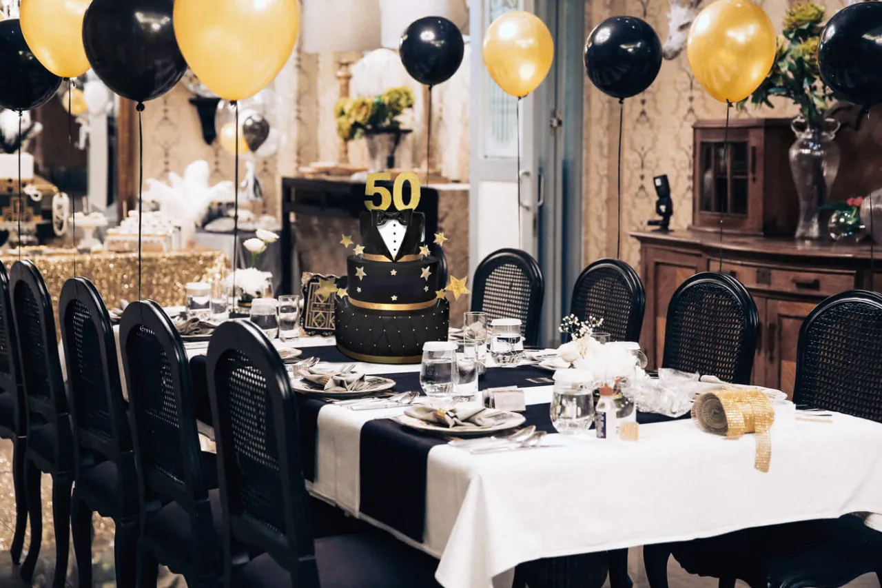 Eleganckie dekoracje stołu urodzinowego dla dorosłych