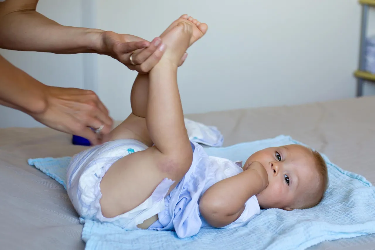 Szczęśliwe dziecko w czystej pieluszce