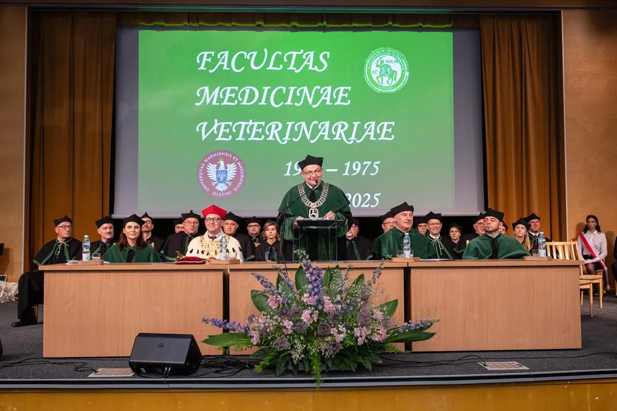 Uroczystość na Wydziale Medycyny Weterynaryjnej. Dowiadujemy się, jak zostać weterynarzem, słuchając przemówienia.