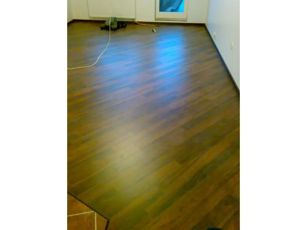 panele podłogowe układane po skosie efekt