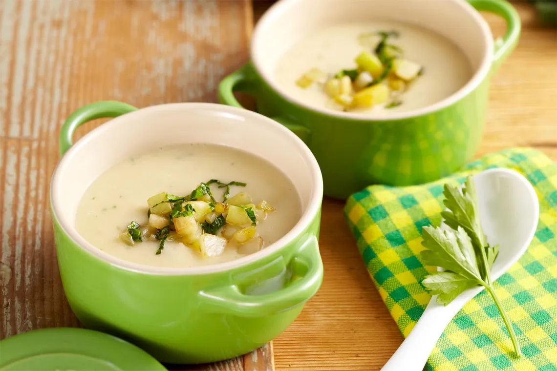 Soupe de chou-rave garnie avec toppings