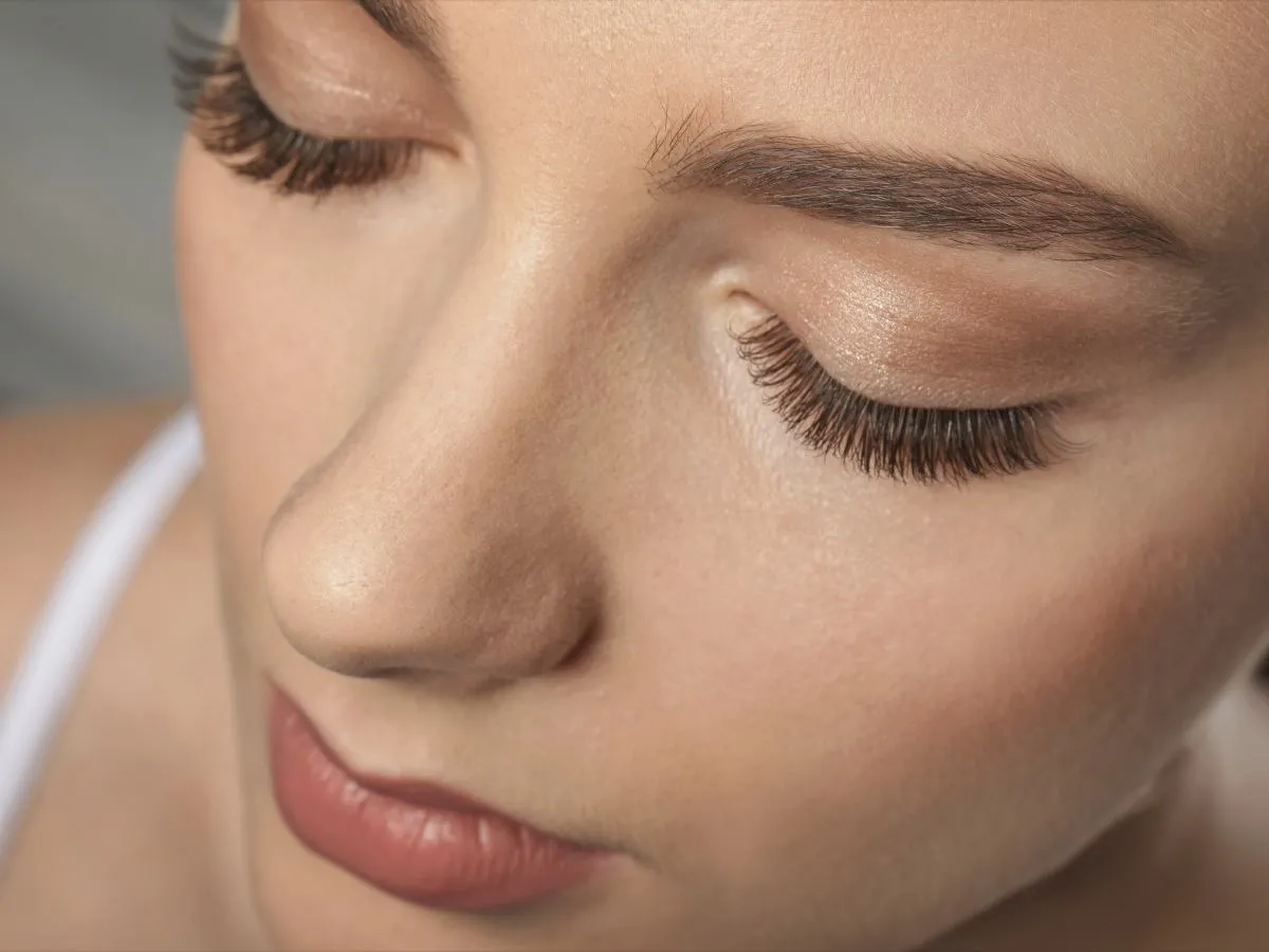 kobieta usuwająca rzęsy w domu vs kosmetyczka usuwająca rzęsy