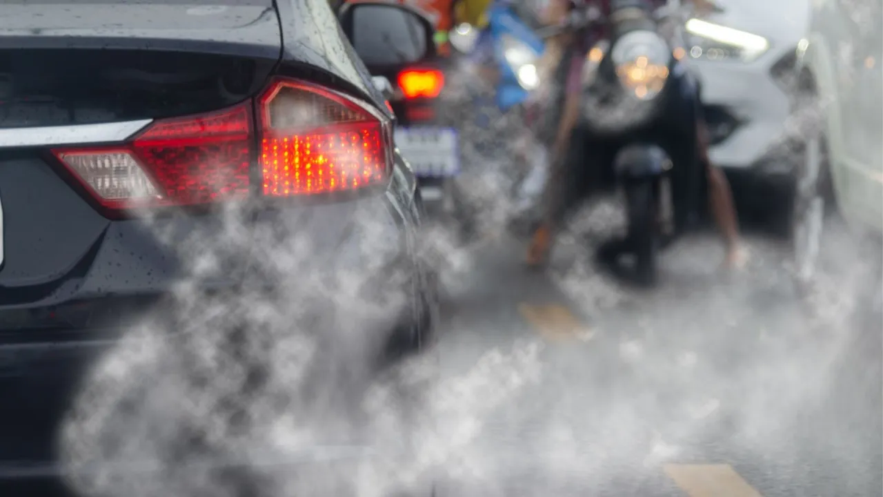 Spaliny z samochod&oacute;w w korku tworzą gęsty dym, przez co powstaje smog.