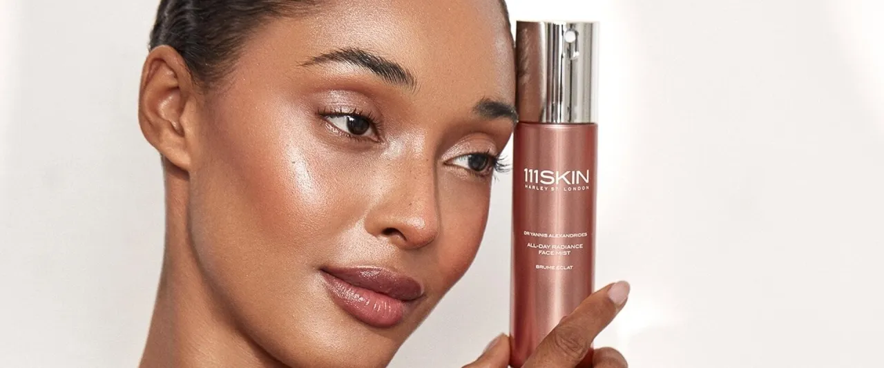 aplikacja mgiełki rozświetlającej na twarz