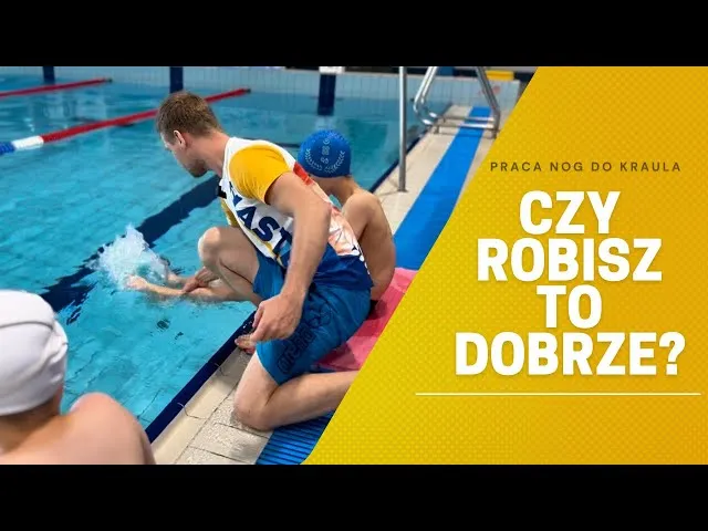 Pływak wykonujący prawidłową pracę nóg w kraulu z deską