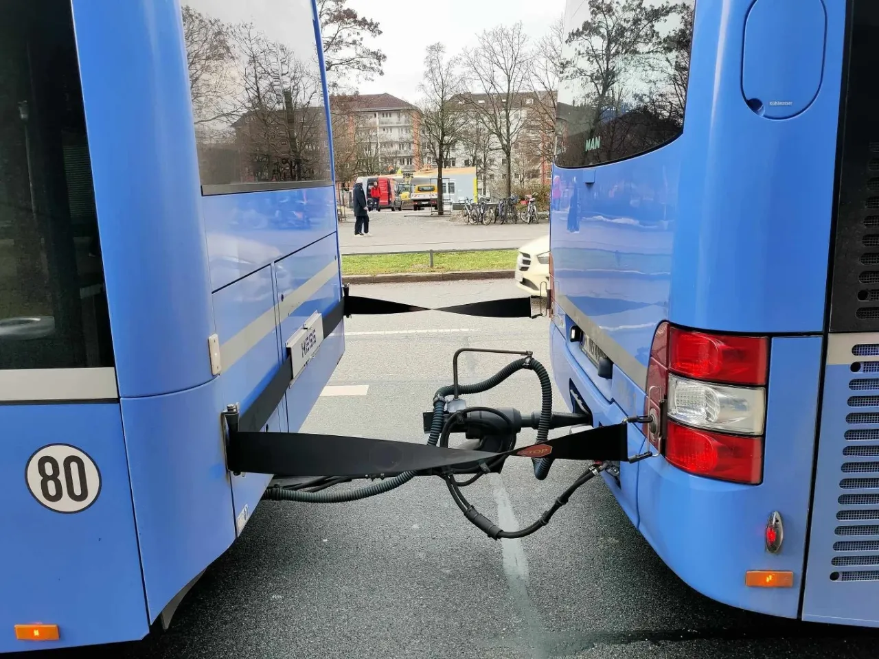 Mniejszy autobus z przyczepą