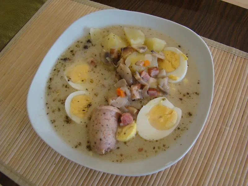 Wielkanocny żurek z jajkiem i białą kiełbasą