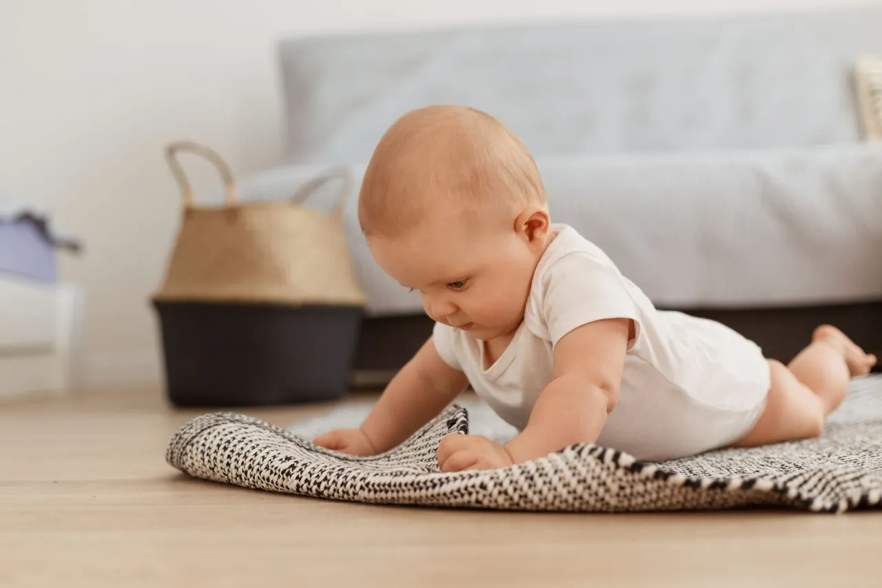 niemowlę raczkowanie po wysokim podporze