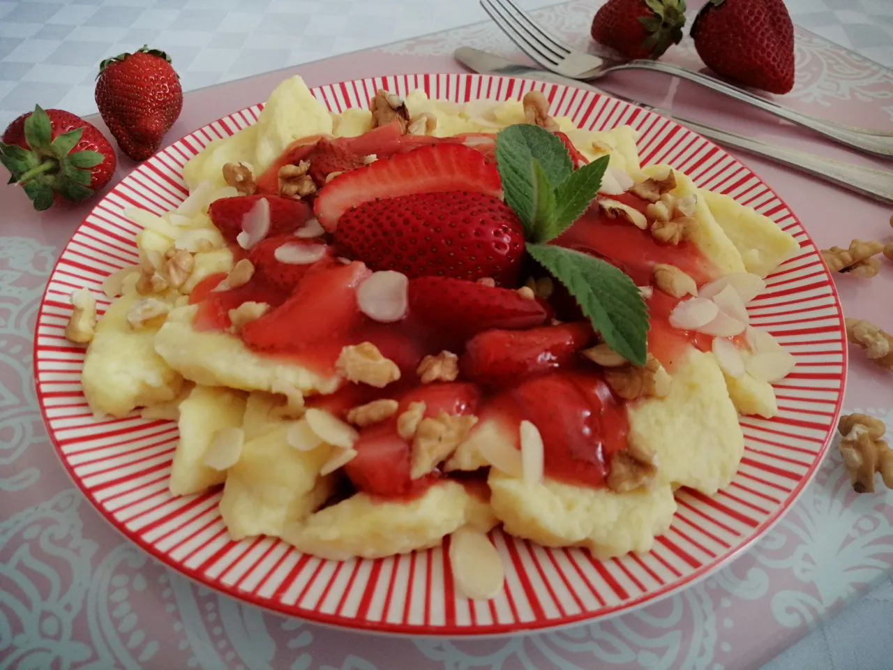 kluski kładzione na słodko z owocami