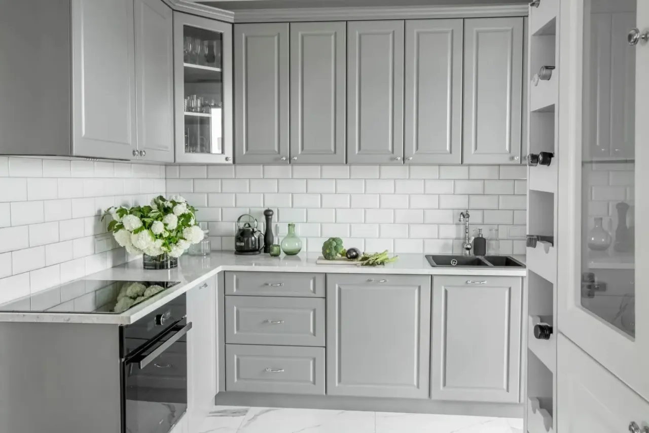 Inspiracje kuchnie szare meble z r&oacute;żnymi blatami