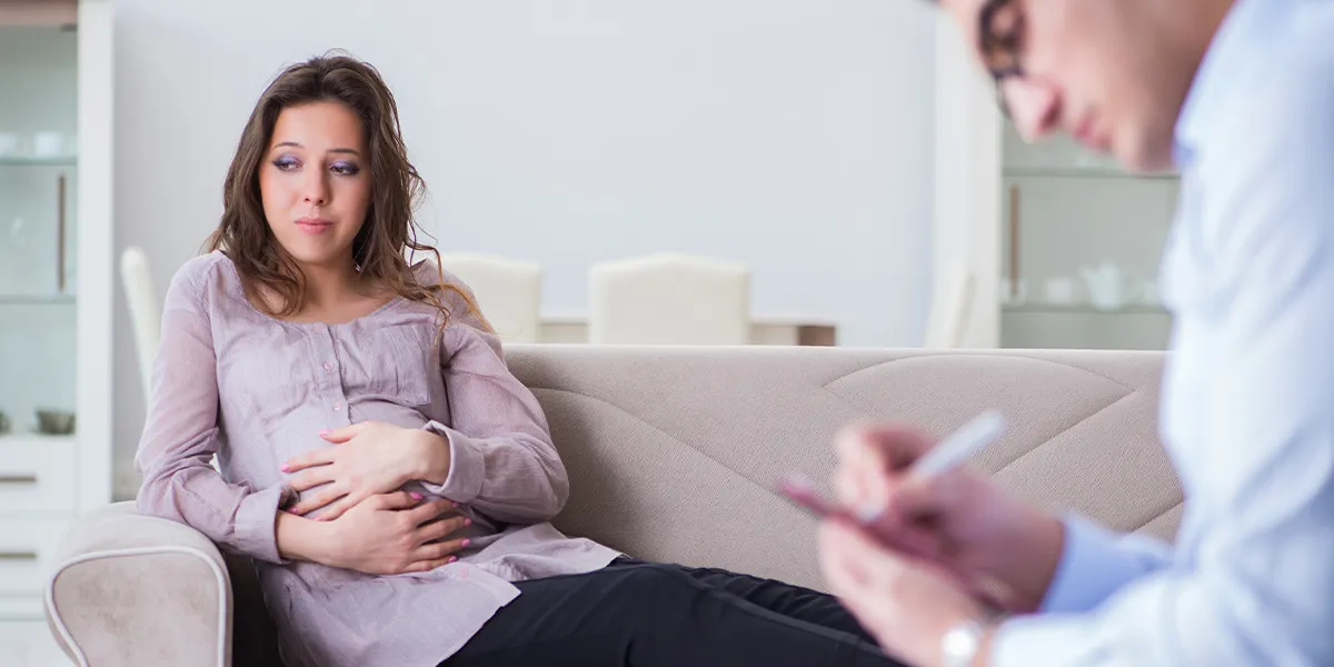 kobieta w ciąży rozmawiająca z psychologiem, empatyczna atmosfera