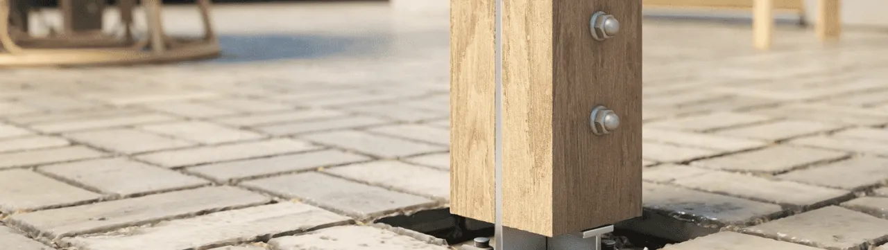 montaż kotwy do słupa drewnianego