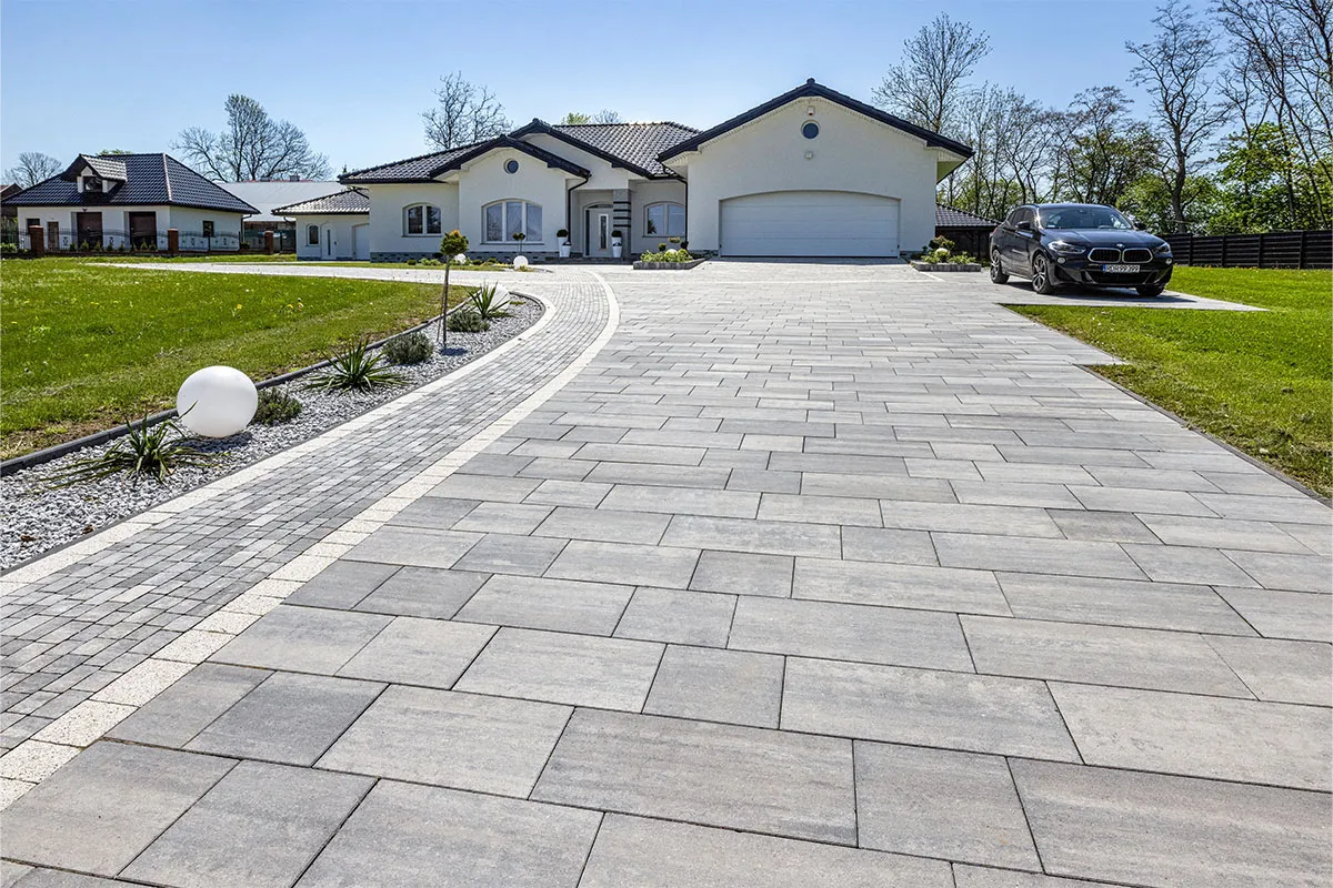 różne rodzaje podjazdów do domu, materiały na podjazd porównanie