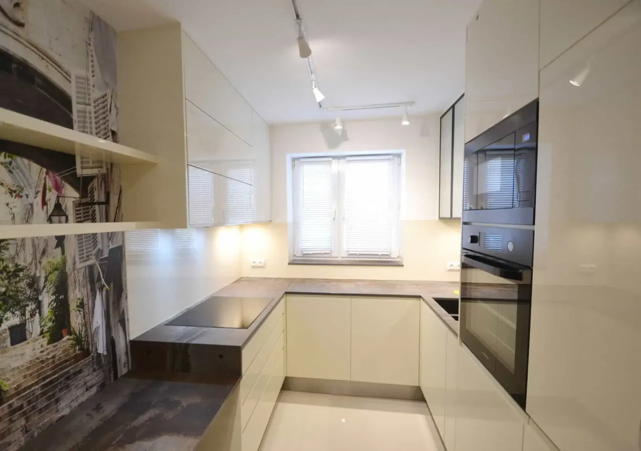 Zlew pod oknem w małej kuchni