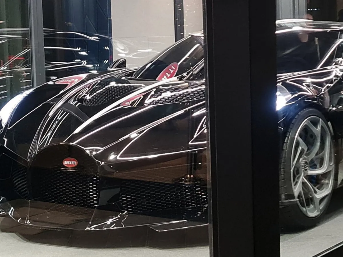 Błyszczące, czarne Bugatti La Voiture Noire. Zastanawiasz się, ile kosztuje ten cud motoryzacji?