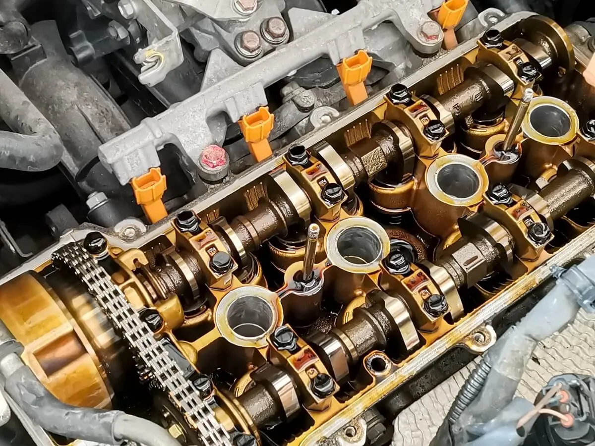 zużyte pierścienie tłokowe, uszczelniacze zaworowe, nieszczelna turbosprężarka