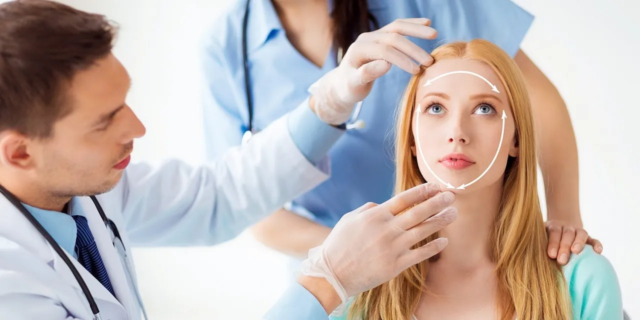 Lekarz medycyny estetycznej w gabinecie