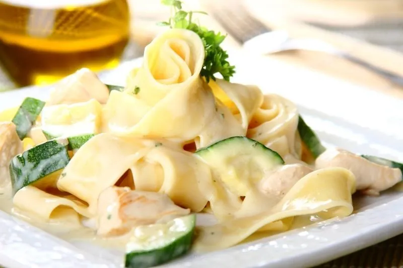 szybkie obiady z cukinii, makaron z cukinią i kurczakiem