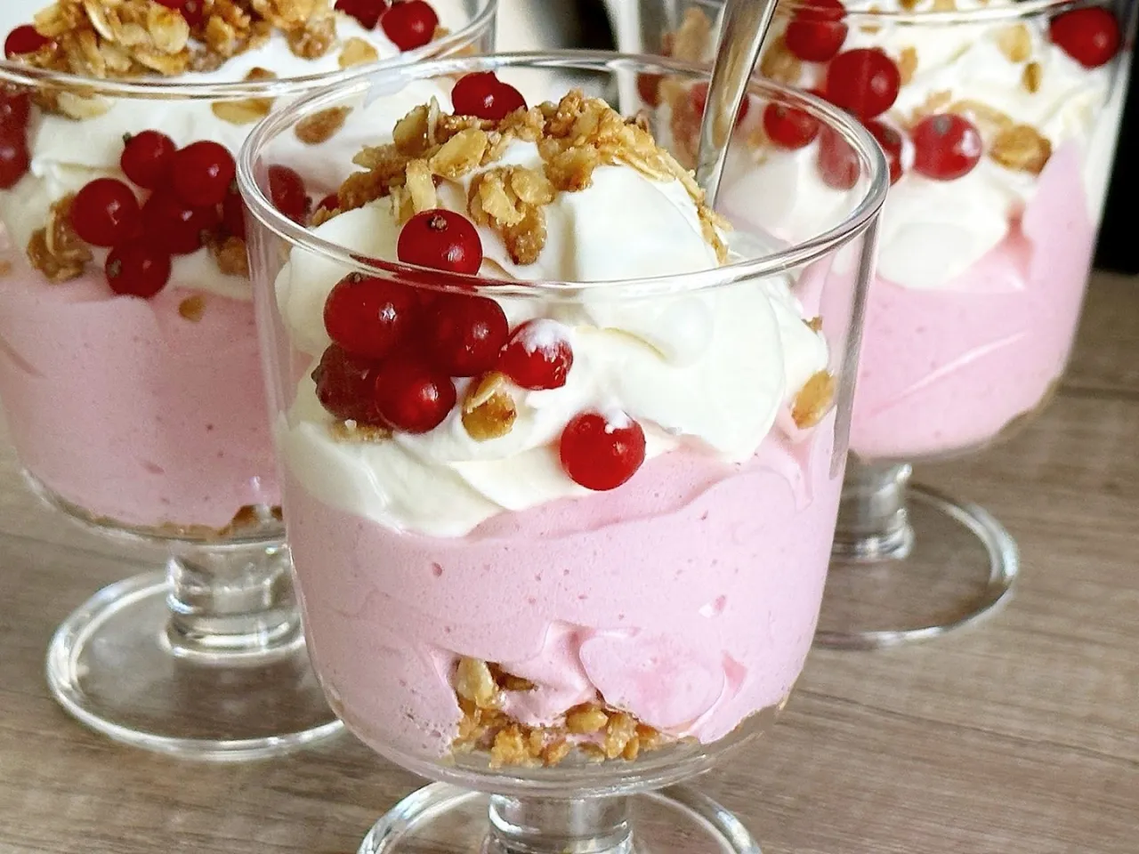 desery z bitą śmietaną i galaretką inspiracje