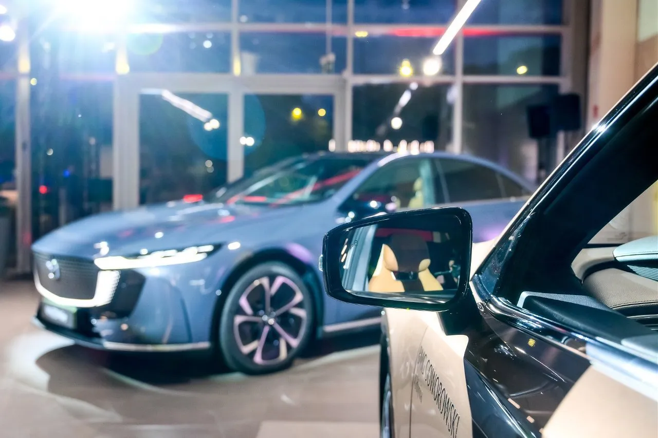 Nowe modele samochod&oacute;w na rynku motoryzacyjnym, prezentowane w salonie.