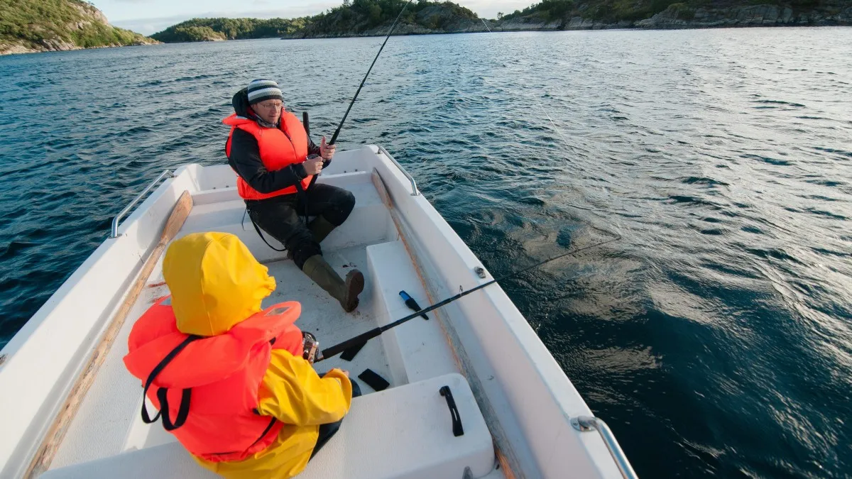 Wędkarz sprawdzający mapę lub planujący wyjazd