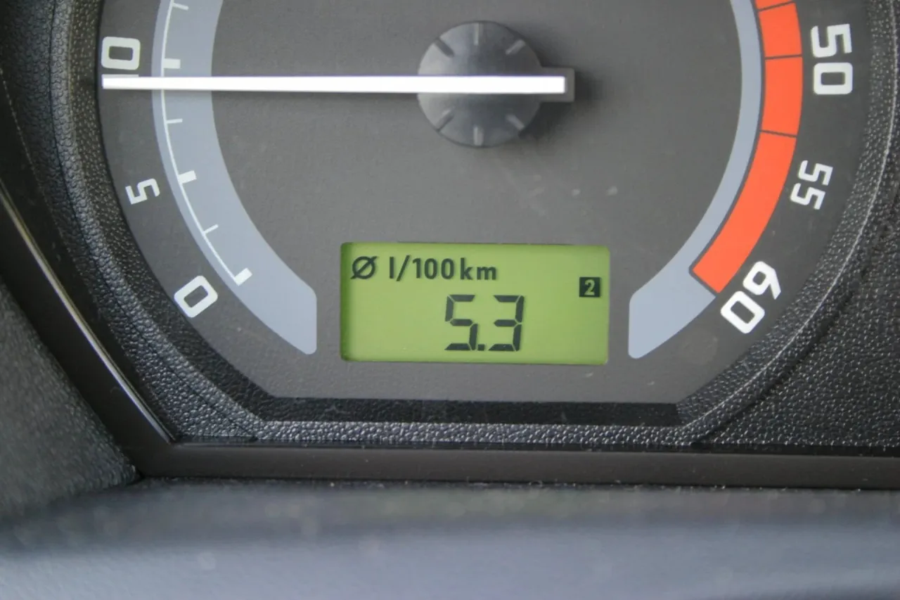 tankowanie samochodu, licznik przebiegu dziennego