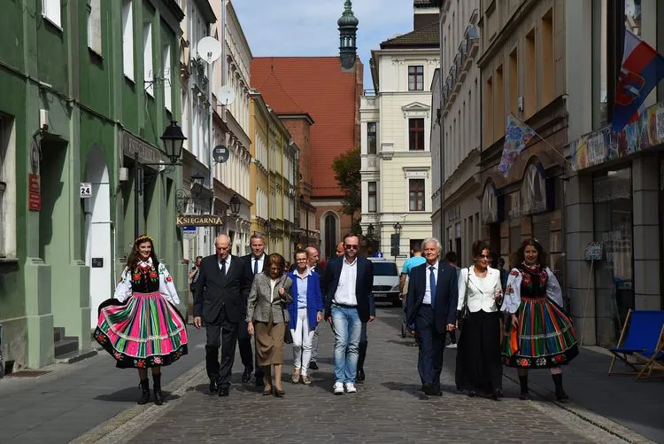 Nowoczesna Bydgoszcz ulica Długa ludzie