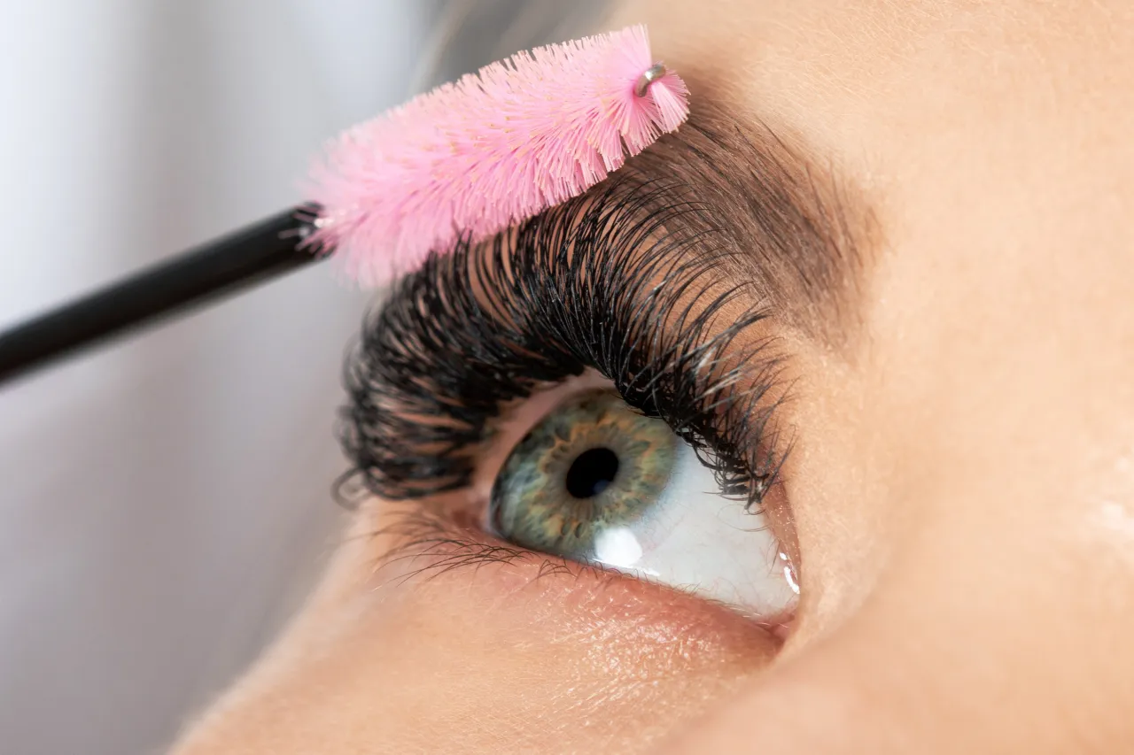 spanie na plecach rzęsy przedłużane