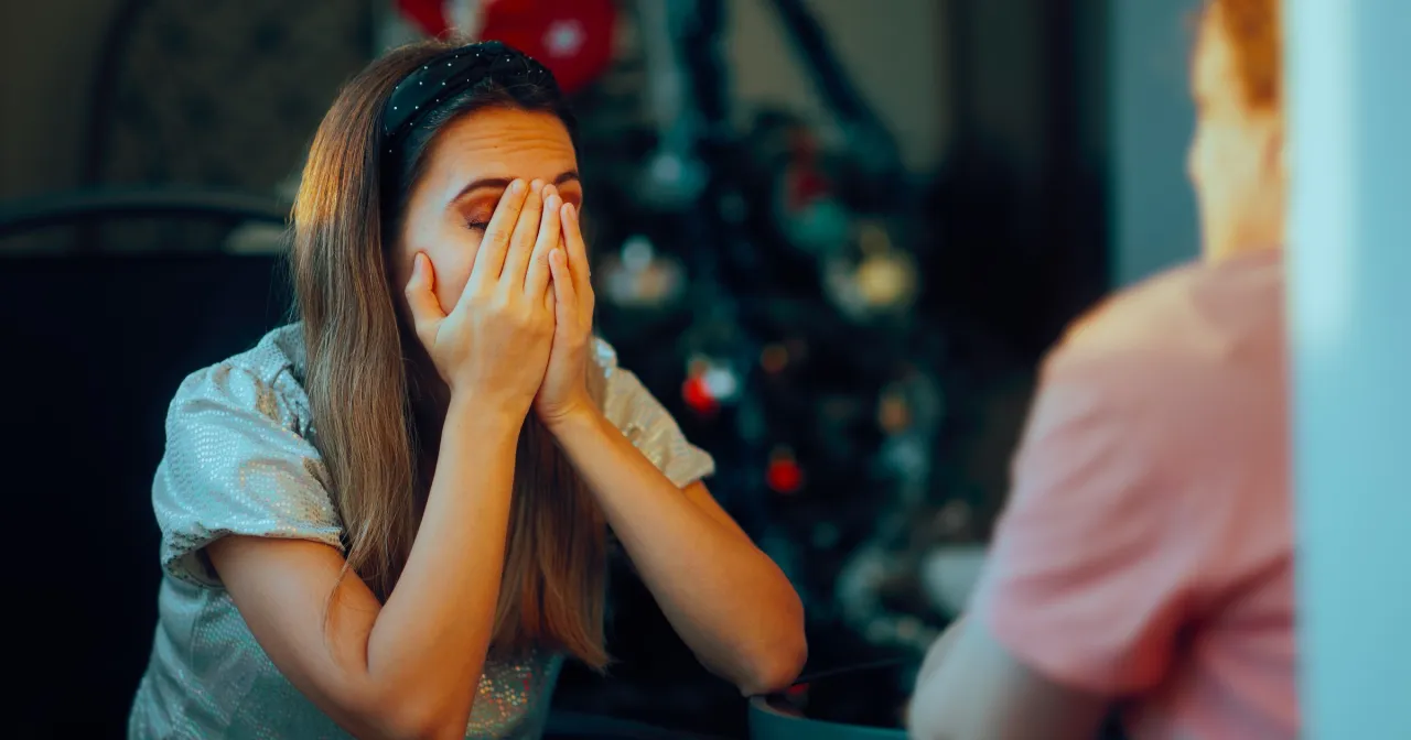 smutne dziecko przy pustym stole