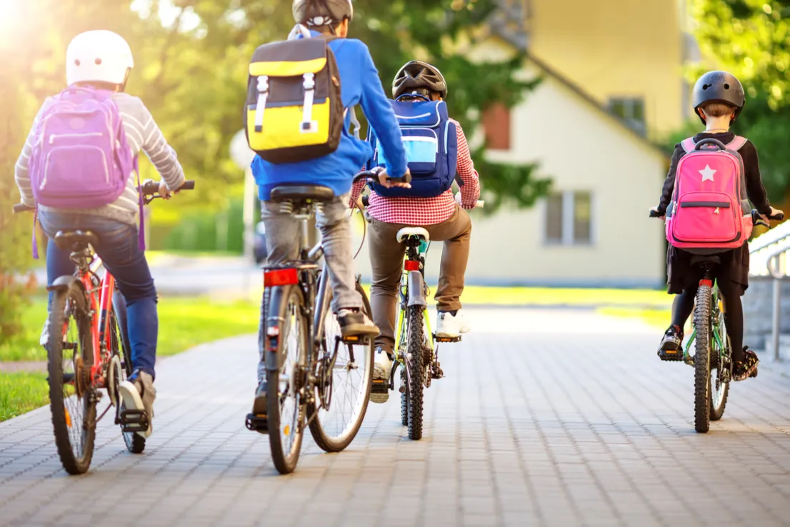 dzieci na rowerach z kartą rowerową