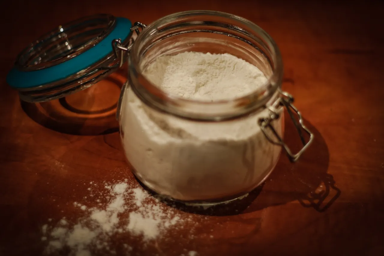 składniki mąka samorosnąca, miska z mąką i proszkiem