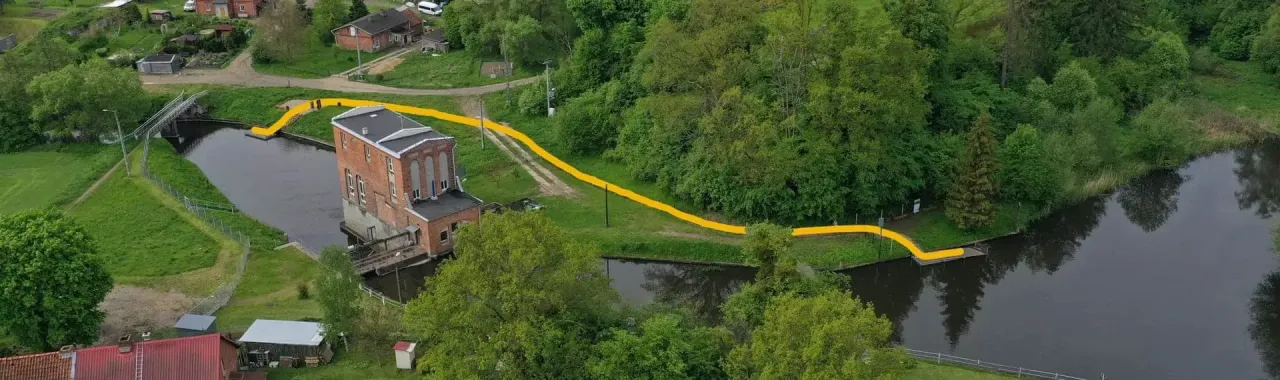 Przenoska kajaka przy elektrowni wodnej Słupia